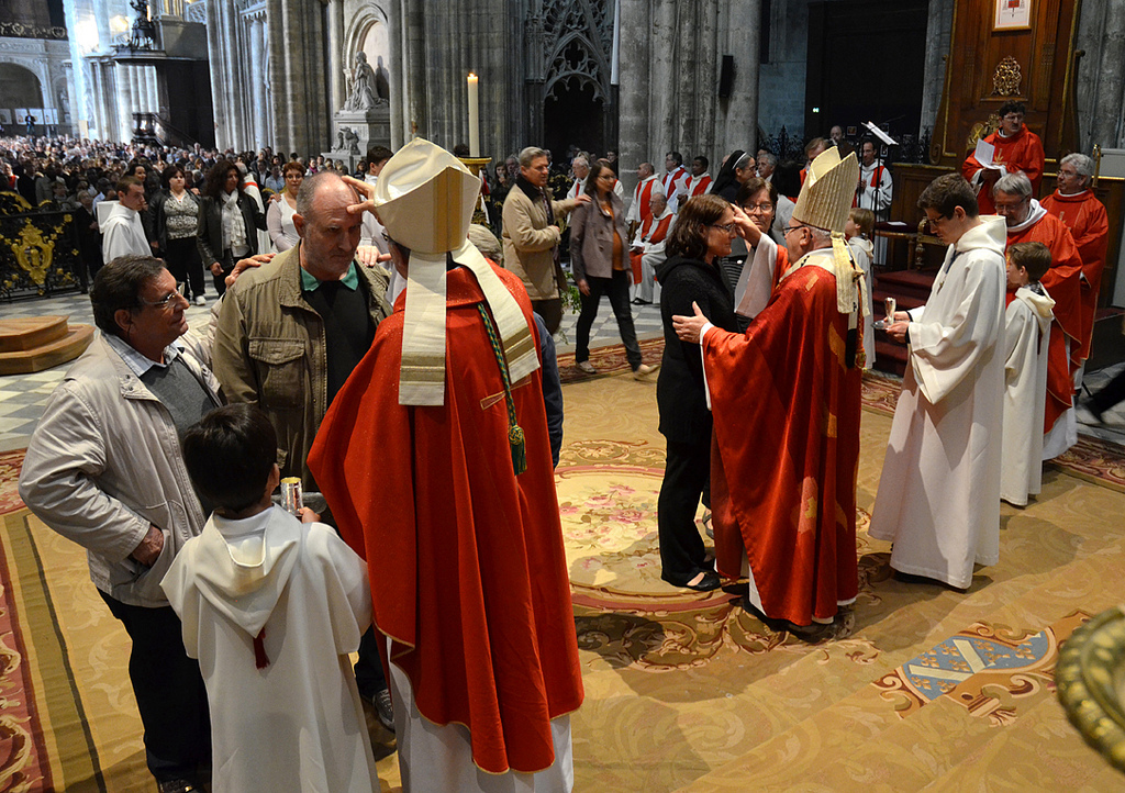 Confirmation d'adultes by Eglise Catholique en Gironde, on Flickr (CC BY-NC-SA 2.0)