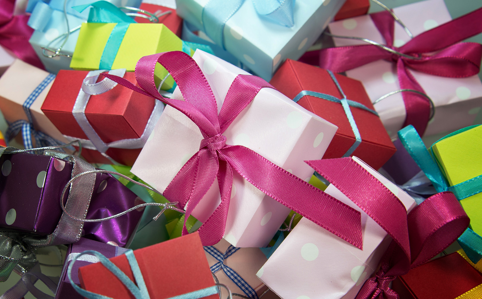 Gifting (Photo by blickpixel via pixabay)