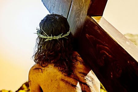 耶穌自己背着十字架出來