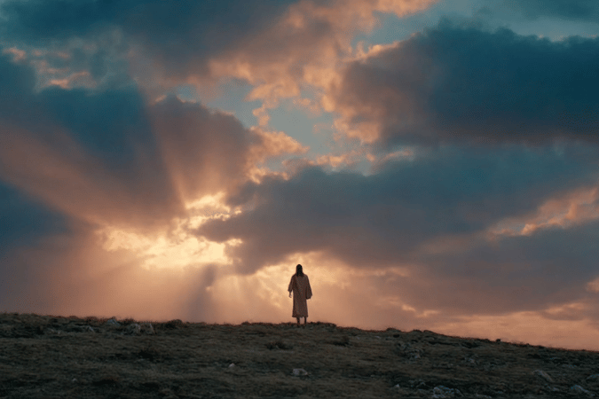 我以水施洗,你們中間站着一位,是你們所不認識的;他在我以後來,我卻當不起解他的鞋帶。