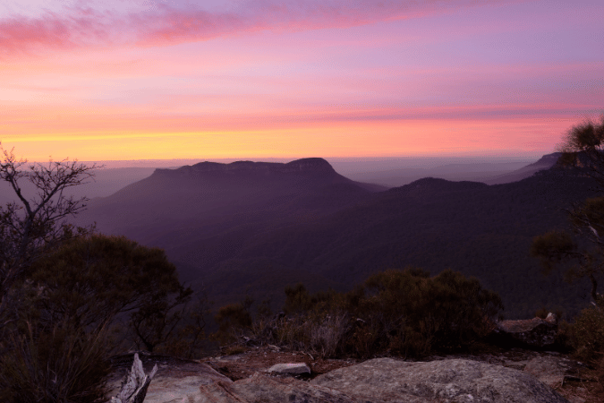 清晨，天還很黑，耶穌就起身出去，到荒野的地方，在那裏祈禱。