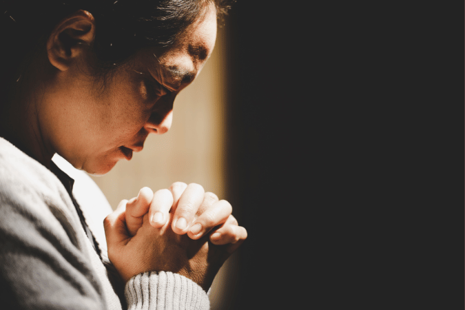 主，是啊！可是小狗在桌子底下，也可吃到孩子們的碎屑呢！