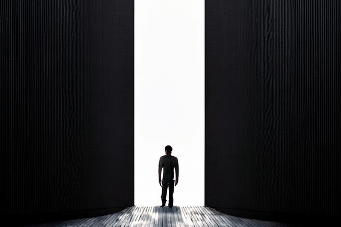 那乞丐死了，天使把他送到亞巴郎的懷抱裡。那個富人也死了，被人埋葬了。他在陰間