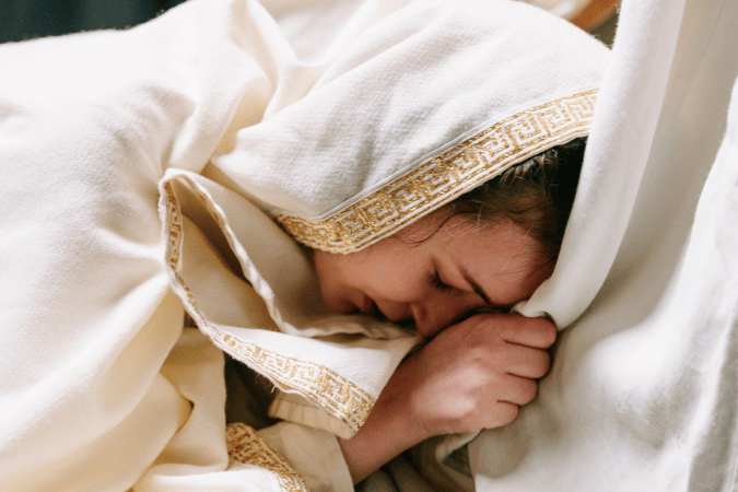 快去對他的門徒說：他已經由死者中復活了。