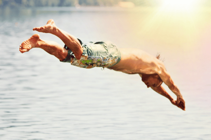 西滿伯多祿一聽說是主,他原是赤著身,就束上外衣,縱身跳入海裏