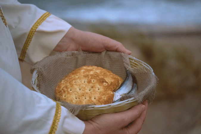 這裡有個孩子，他有五個大麥餅和兩條魚。